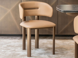 Мягкий стул с подлокотниками