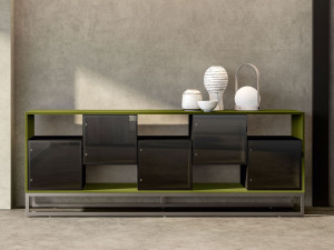 Низкая деревянная и стеклянная офисная мебель с распашными дверями