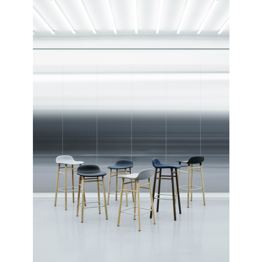 Барный стул Form с ножками из дуба 65 см, черный Normann Copenhagen 602782 - Вид №1
