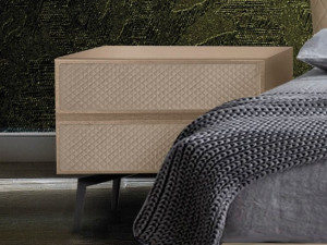 Деревянная тумбочка с ящиками