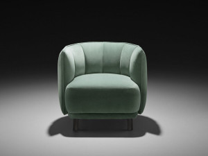 Тканевое кресло с подлокотниками