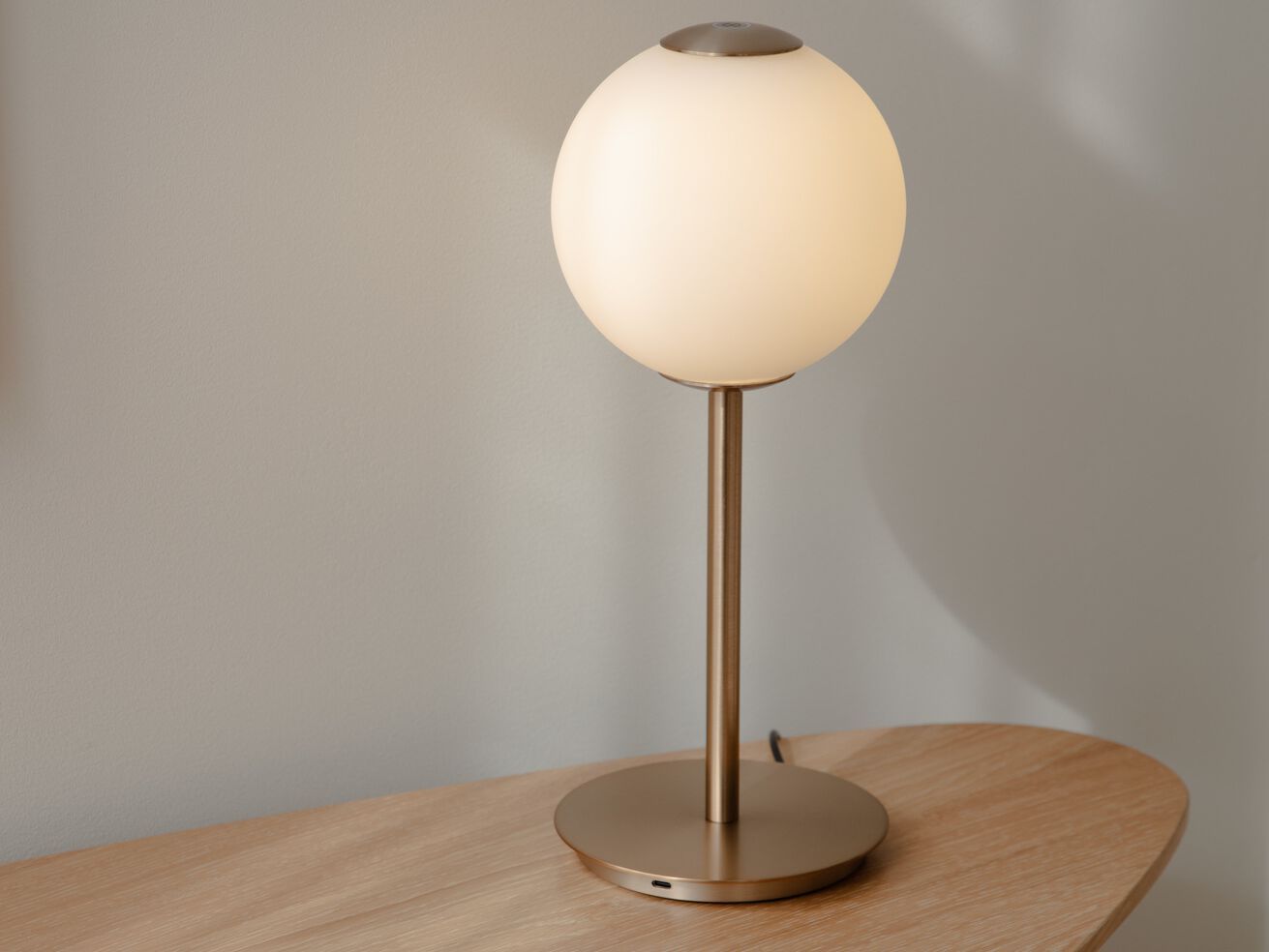 Металлическая настольная лампа UMAGE Одри ARCH-00127869