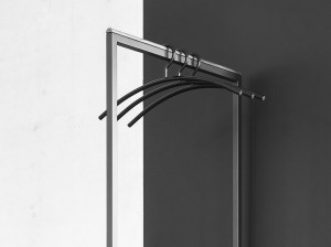 Окрашенные металлические вешалки