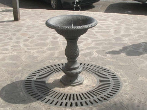 Чугунный напольный фонтан