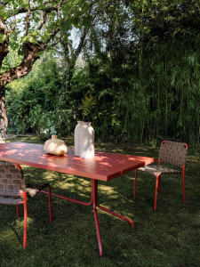 Прямоугольный садовый стол с перфорированной столешницей из листового металла