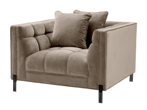 Бархатное кресло с подлокотниками