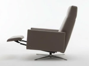 Rolf Benz Кожаное кресло с подставкой для ног