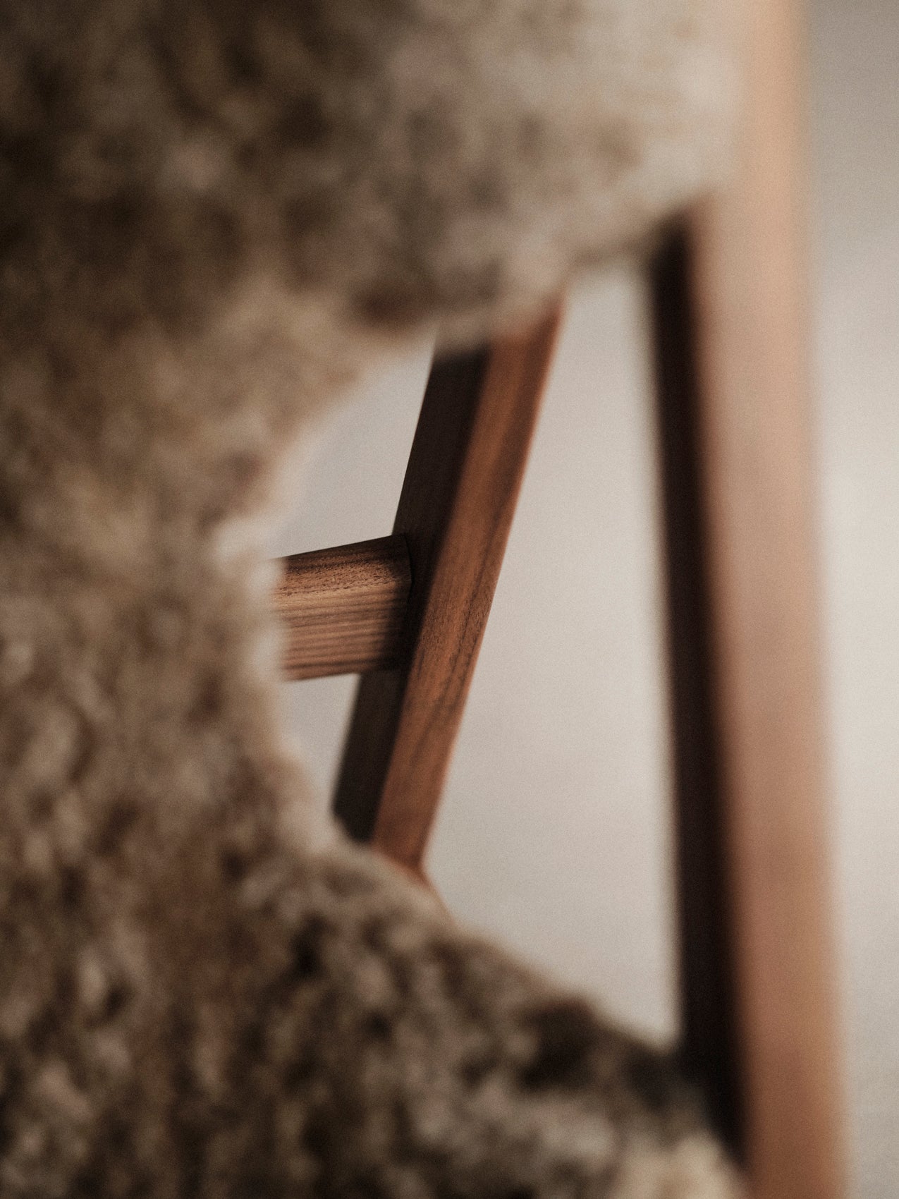 5709262049165 Стул для вязания, Обивка из овчины LuceLight  - Вид №3