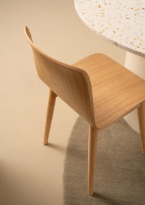 Деревянный стул без подлокотников