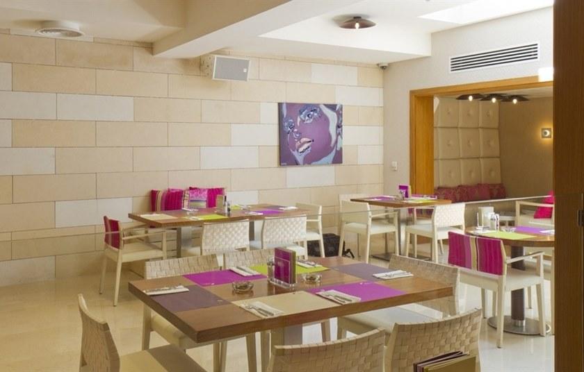 Andreu World Стул из дуба с подлокотниками и встроенной подушкой Valeria So7508 - Вид №2