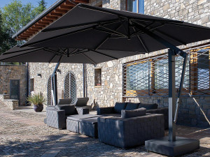 Зонтик с боковым полюсом