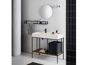 Состав ванной комнаты с раковиной, зеркалом, лампой и держателем для полотенец