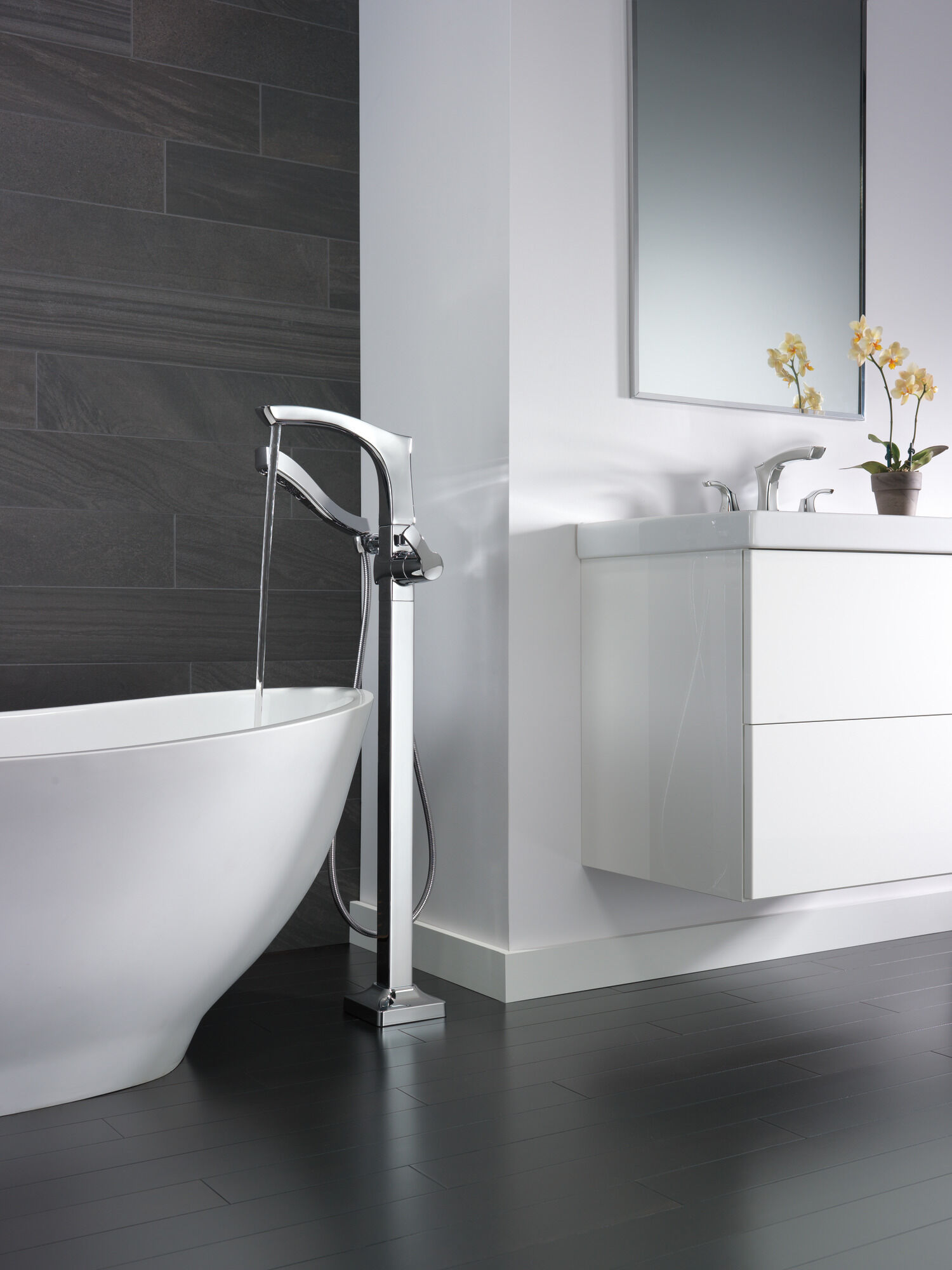 T4752-PNFL Напольная накладка для ванны с одной ручкой и ручным душем Delta Faucet Tesla Полированный никель - Вид №1