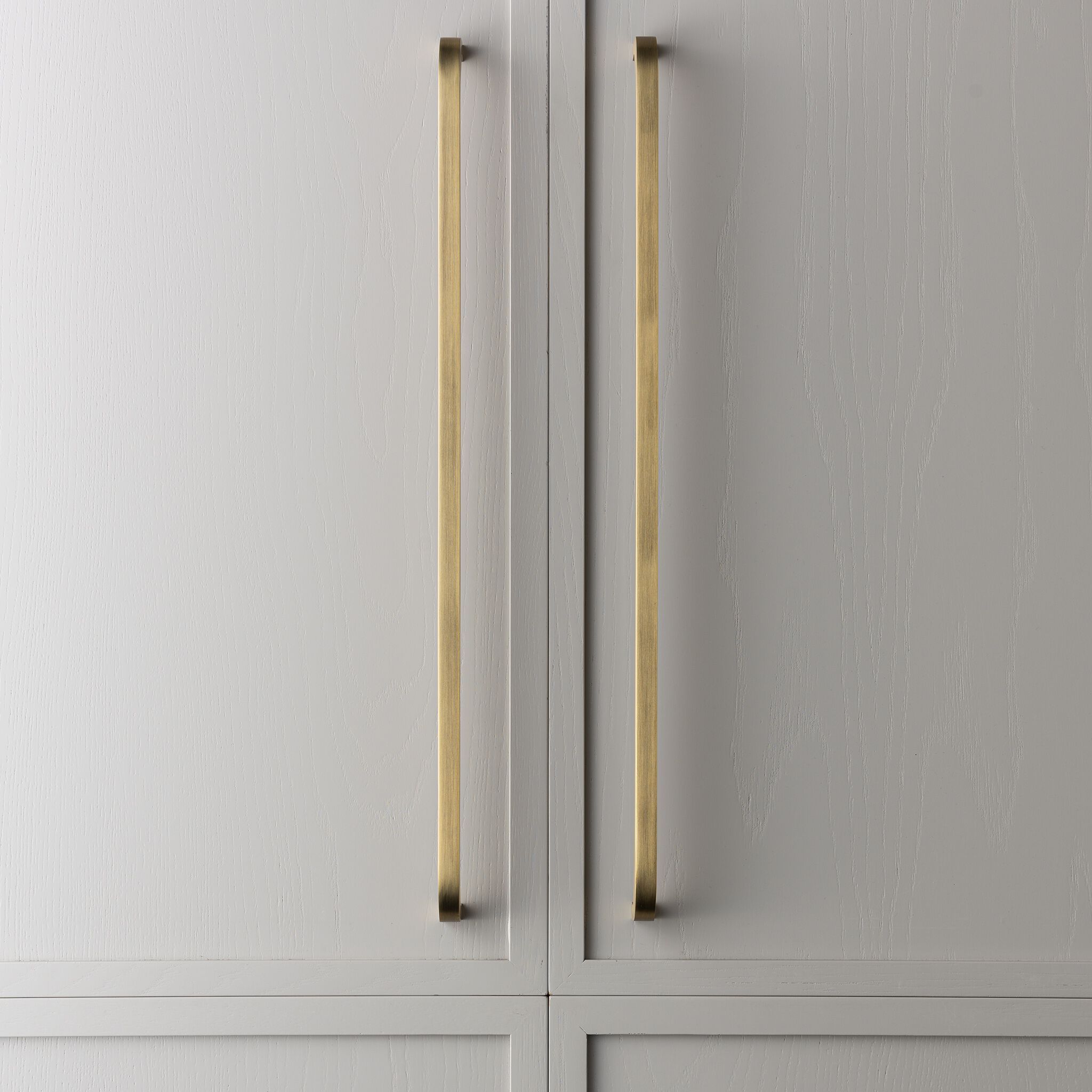 Латунная мебельная ручка Lo & Co Interiors Curve ARCH-00101114 - Вид №2