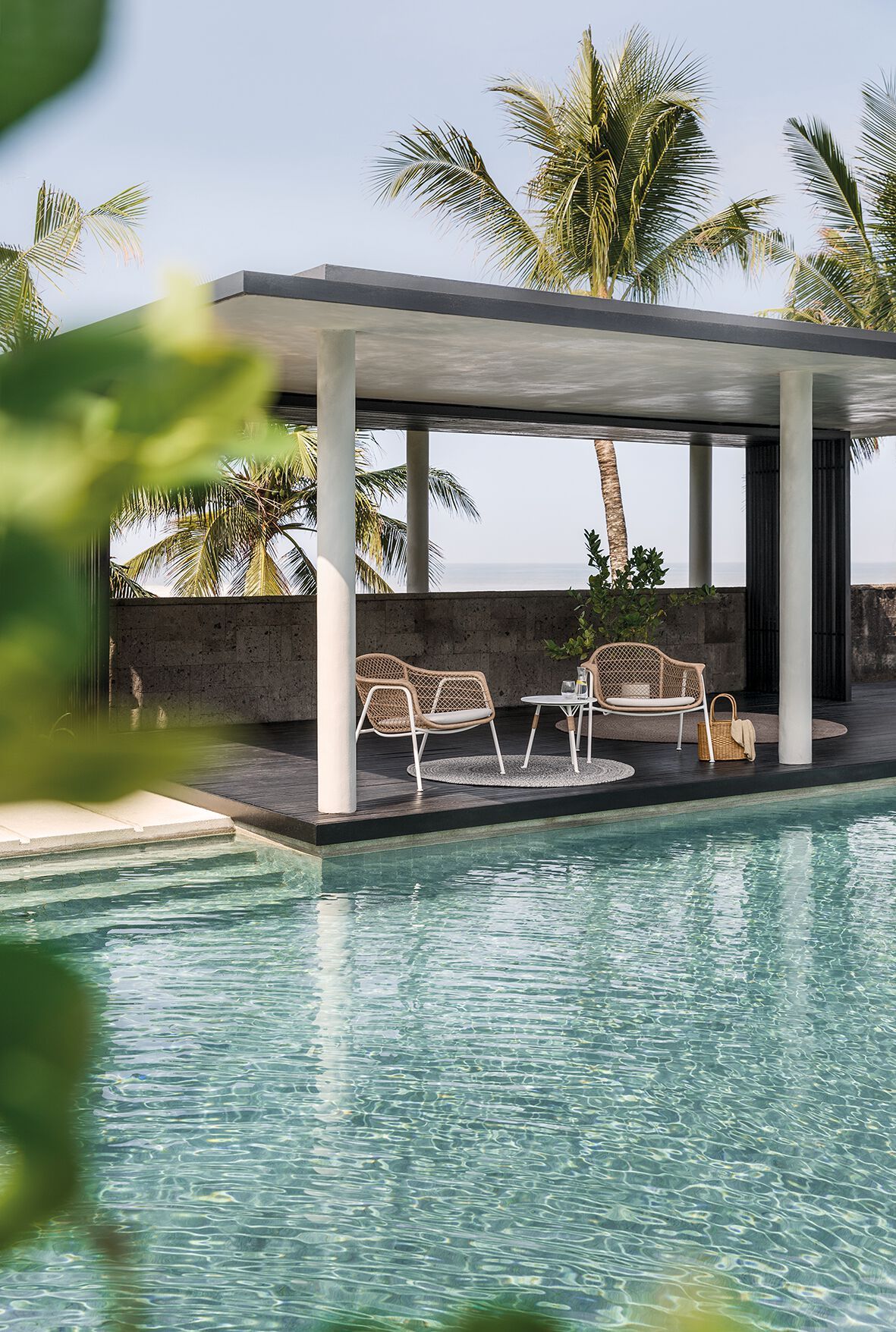 Круглый алюминиевый садовый журнальный столик с керамической столешницей Gloster свежий ARCH-00083600 - Вид №2