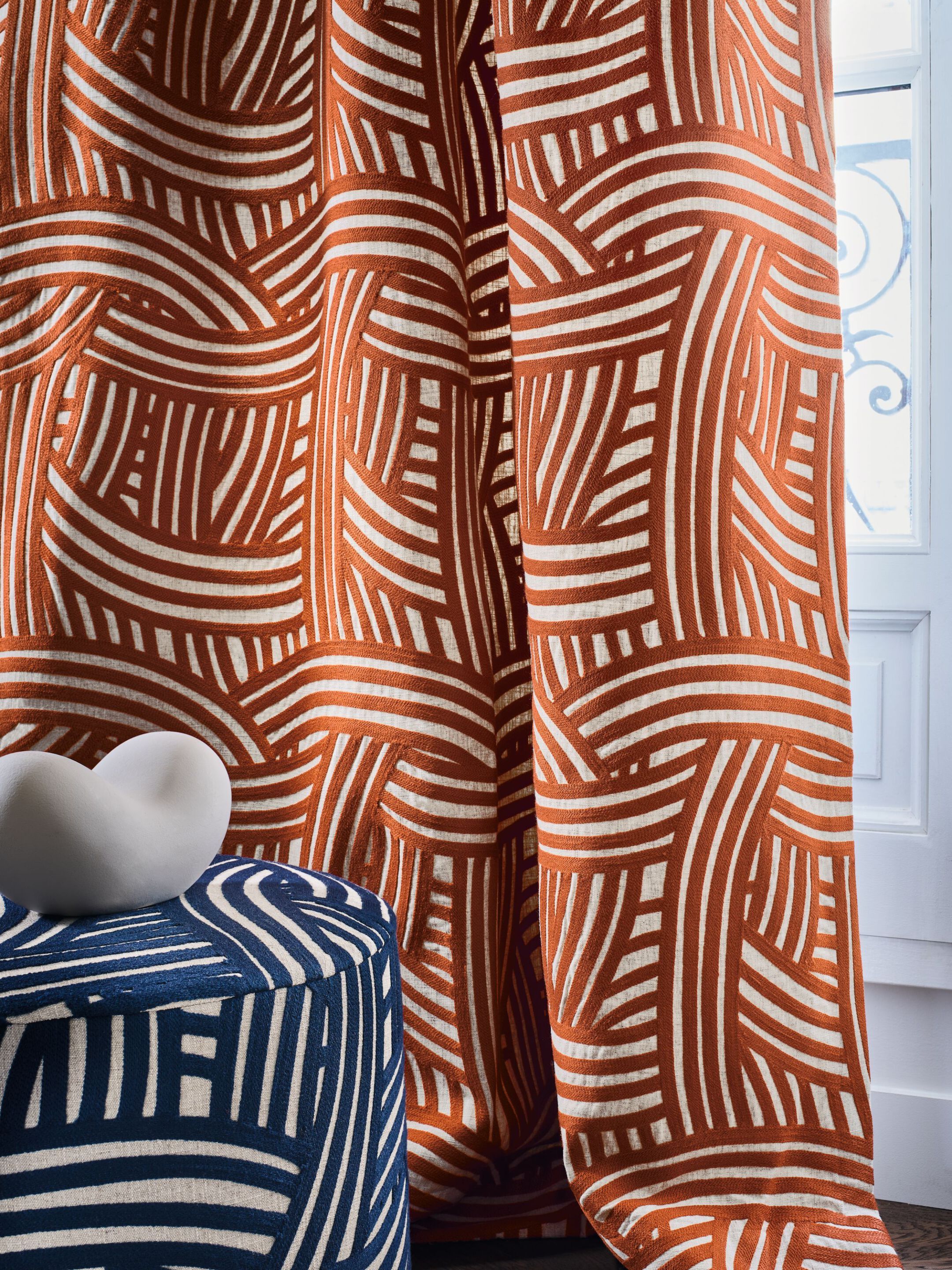 Вышитая ткань с графическим рисунком Casamance Valvidia ARCH-00047535 - Вид №3