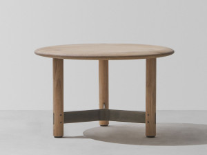 Круглый низкий журнальный столик из дуба