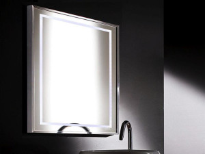 Квадратное настенное зеркало с рамкой