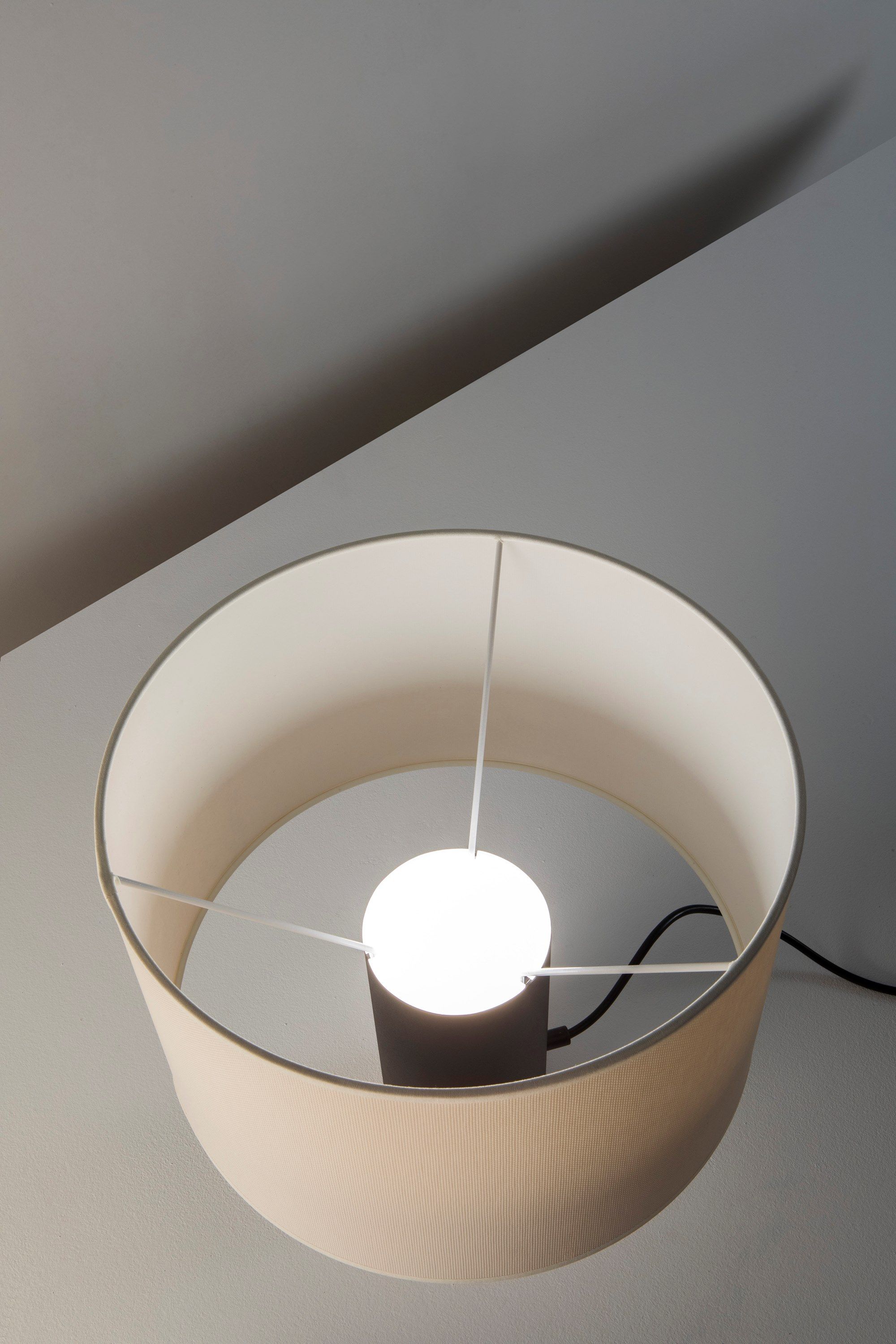 Металлическая настольная лампа с абажуром из полиэстера Estiluz ARCH-00128354 - Вид №3