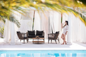 Круглый стол из тикового дерева