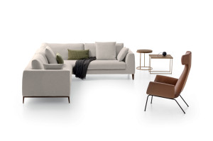 Тканевое кресло с подлокотниками