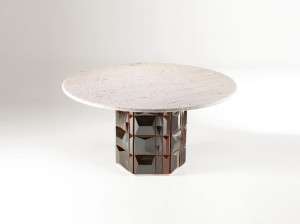 Круглый травертиновый стол