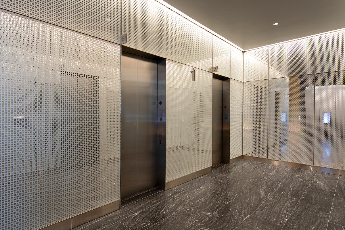 FSRT646 Система обшивки стен Levelr с панелями из вивихромного хромового стекла с прослойкой индивидуального цвета, показанная в конфигурации «отражающий» с отделкой pearlex +, нержавеющая сталь с отделкой «горный хрусталь» и открывающиеся ребра из нержав Forms-surfaces  - Вид №1