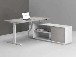 Деревянный регулируемый по высоте угловой стол со встроенной полкой