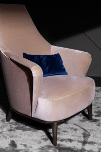 Тканевое кресло с подлокотниками