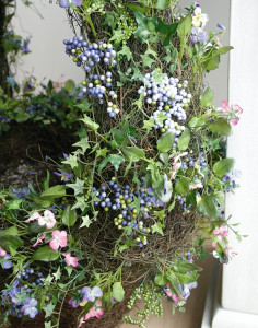 5476 001 a3 Искусственная корзина с цветами, листьями и ягодами, 30 см, разноцветная H-andreas