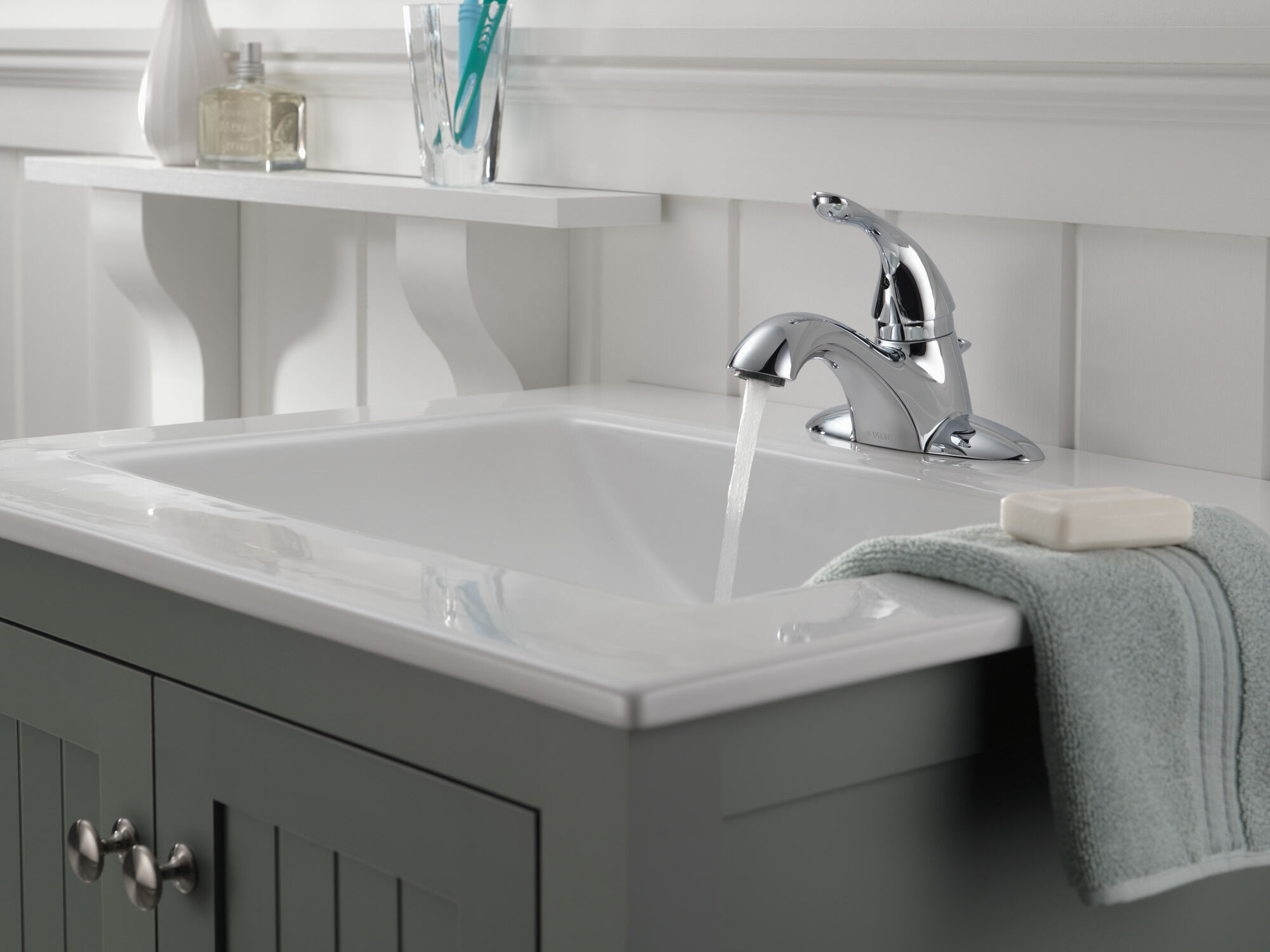 Смеситель для ванной комнаты с центральным расположением ручки и стойкой City Delta Faucet Classic 525LF-MPU - Вид №1