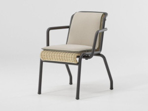 Стул из ротанга и алюминия с подлокотниками