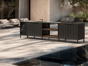 Открытая кухня с холодильником, раковиной, шкафом и барбекю