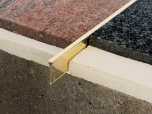 Латунный профиль пола