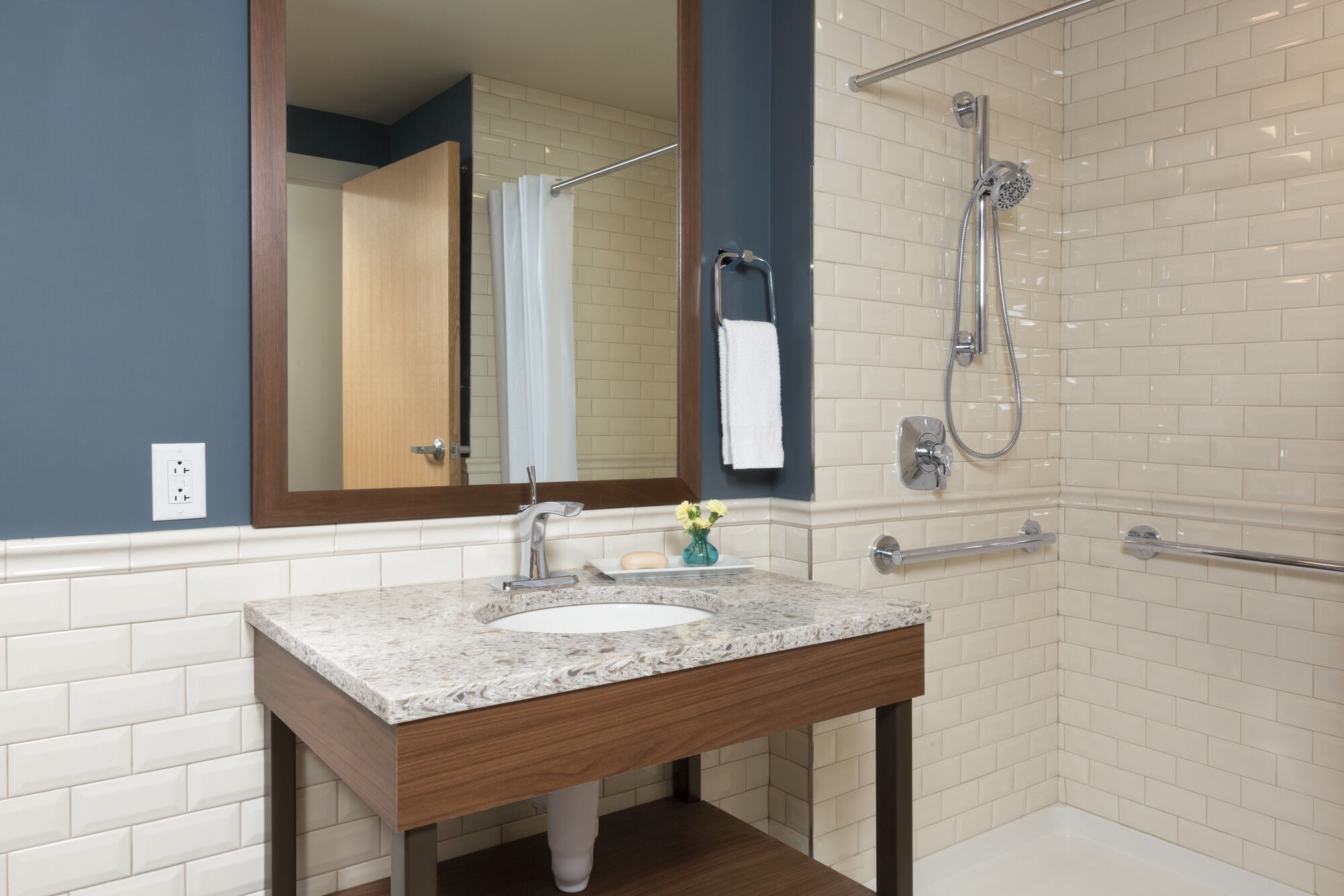 Угловой современный декоративный поручень ADA Delta Faucet 41942-PN - Вид №3