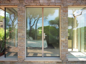 Входная дверь из дерева и стекла