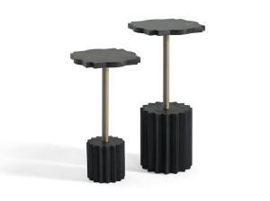 Высокий деревянный журнальный столик с мраморной столешницей