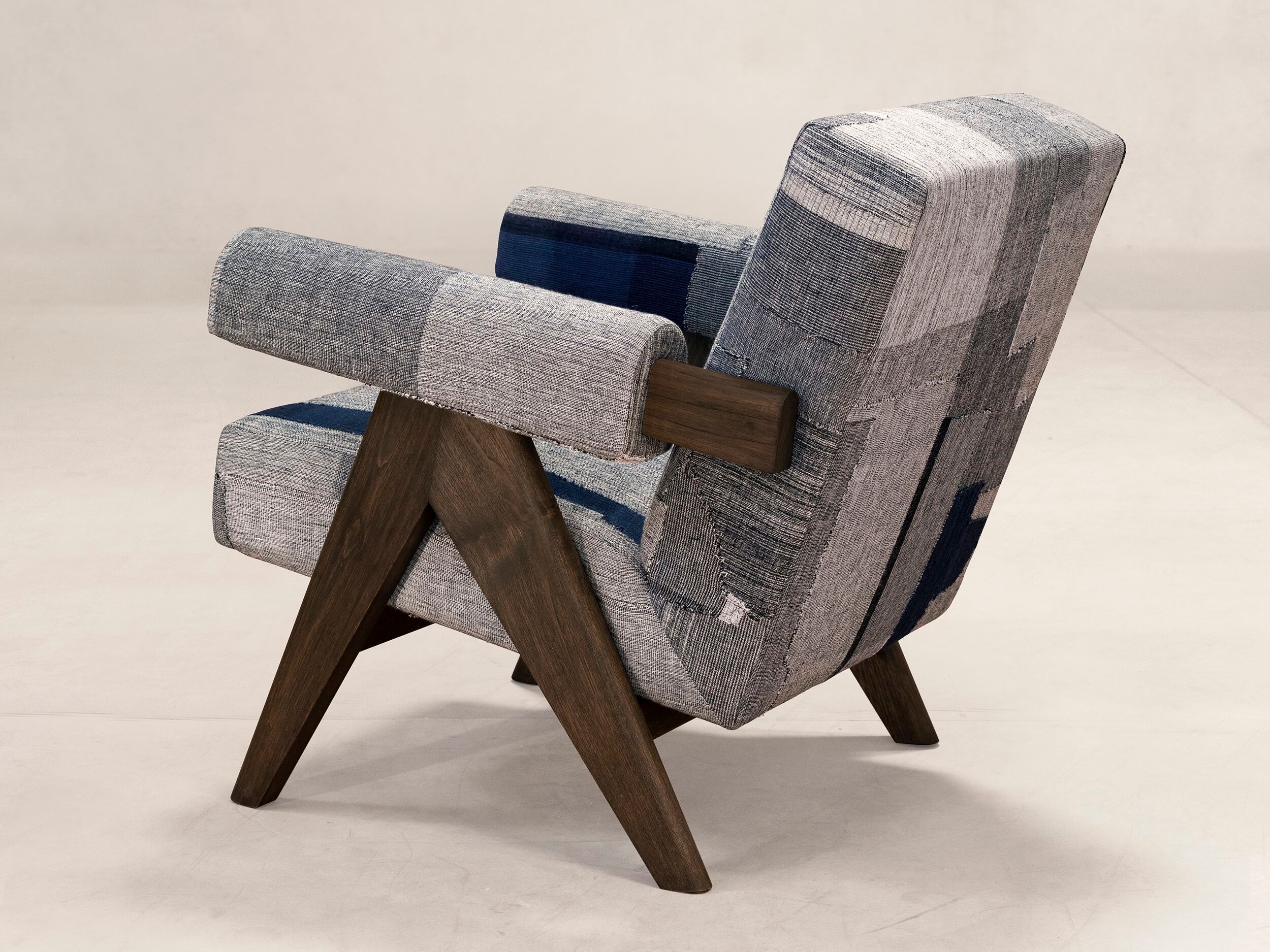 Тканевое кресло с подлокотниками Phantom Hands Project Chandigarh ARCH-00027170 - Вид №1