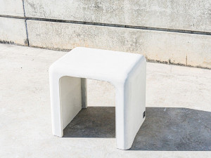 Наружное сиденье из армированного волокном бетона