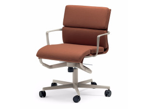 Регулируемое по высоте вращающееся офисное кресло с подлокотниками