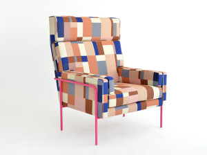 Тканевое кресло с высокой спинкой