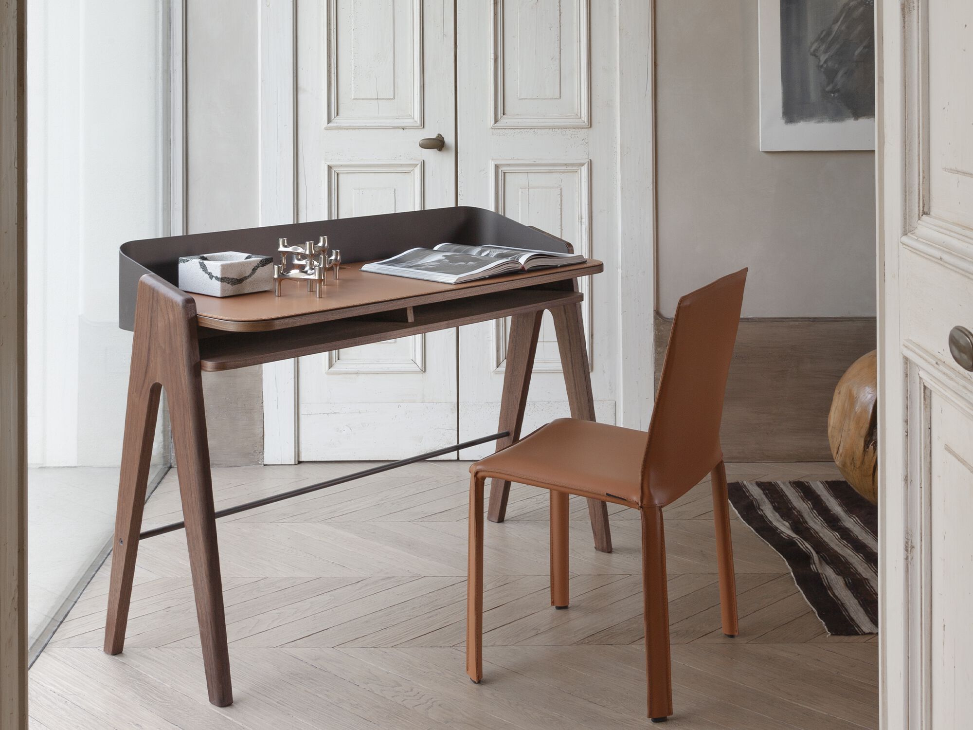 Грецкий орех письменный стол и кожаный коврик Morica Design ARCH-00002931 - Вид №4