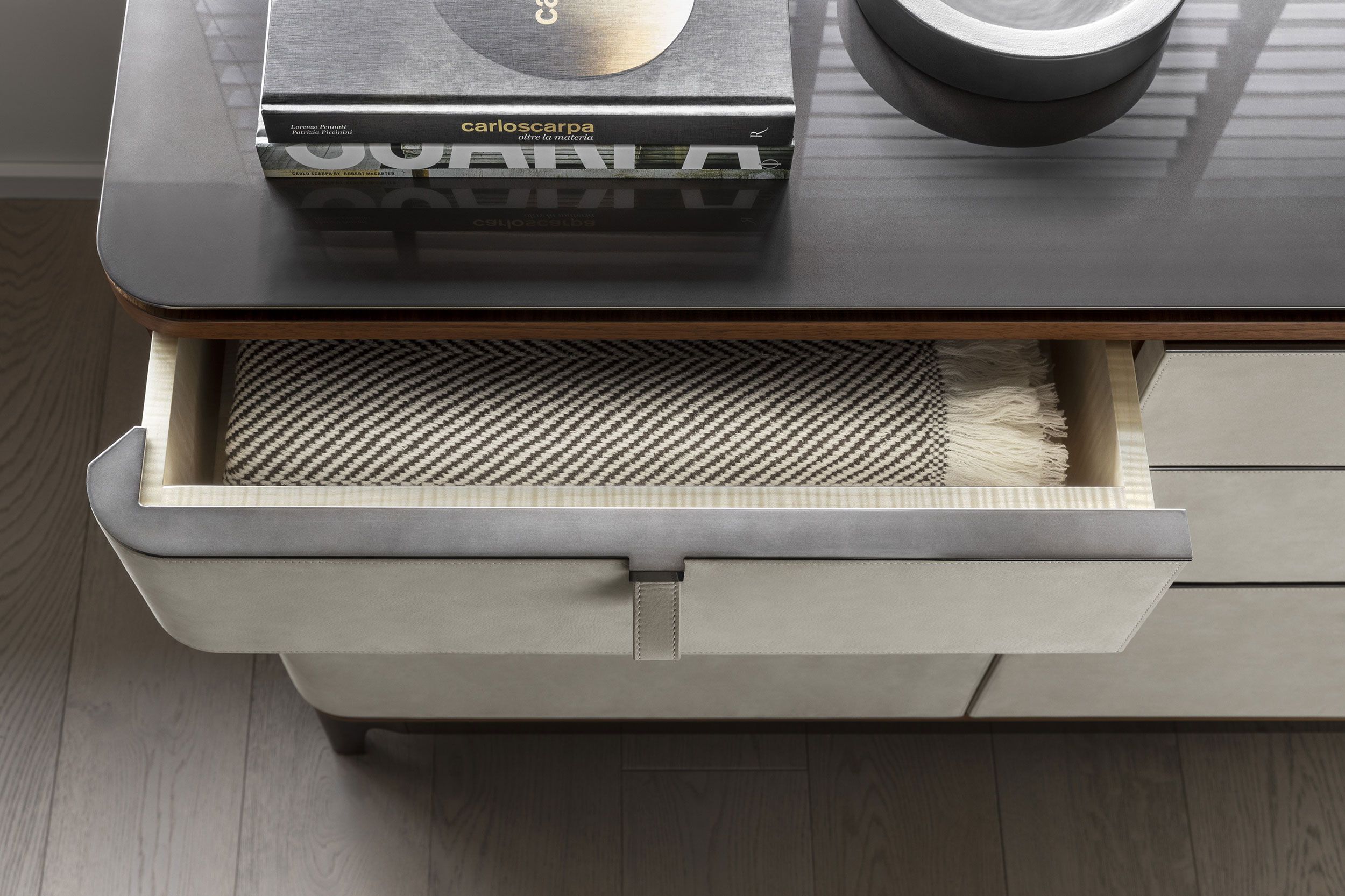 Комод из орехового дерева с кожаной обивкой OAK New York Suite ARCH-00036179 - Вид №5