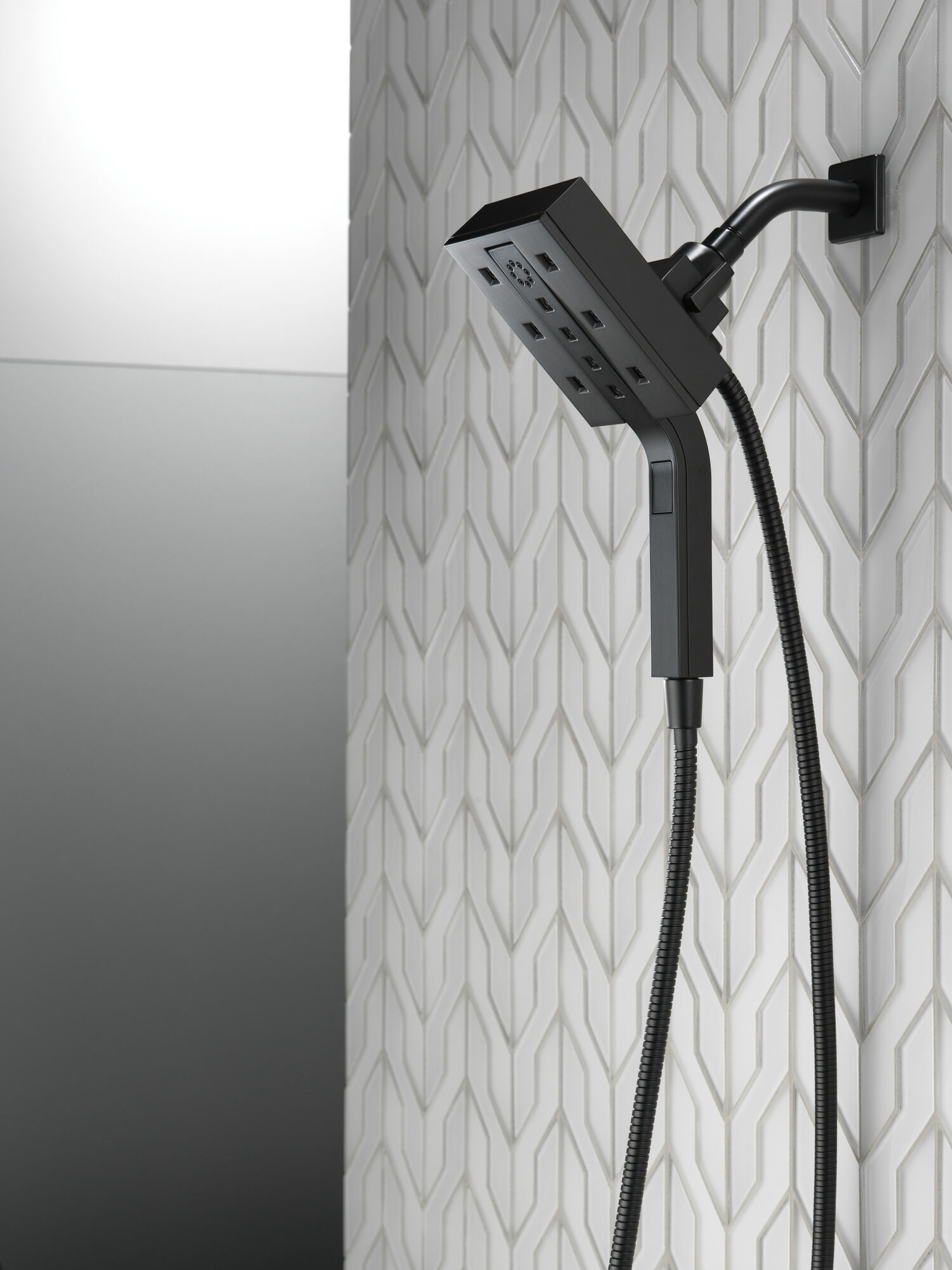 58473-BL H2Okinetic® In2ition® Душ два в одном с 4 настройками Delta Faucet Universal Showering Матовый черный  - Вид №13