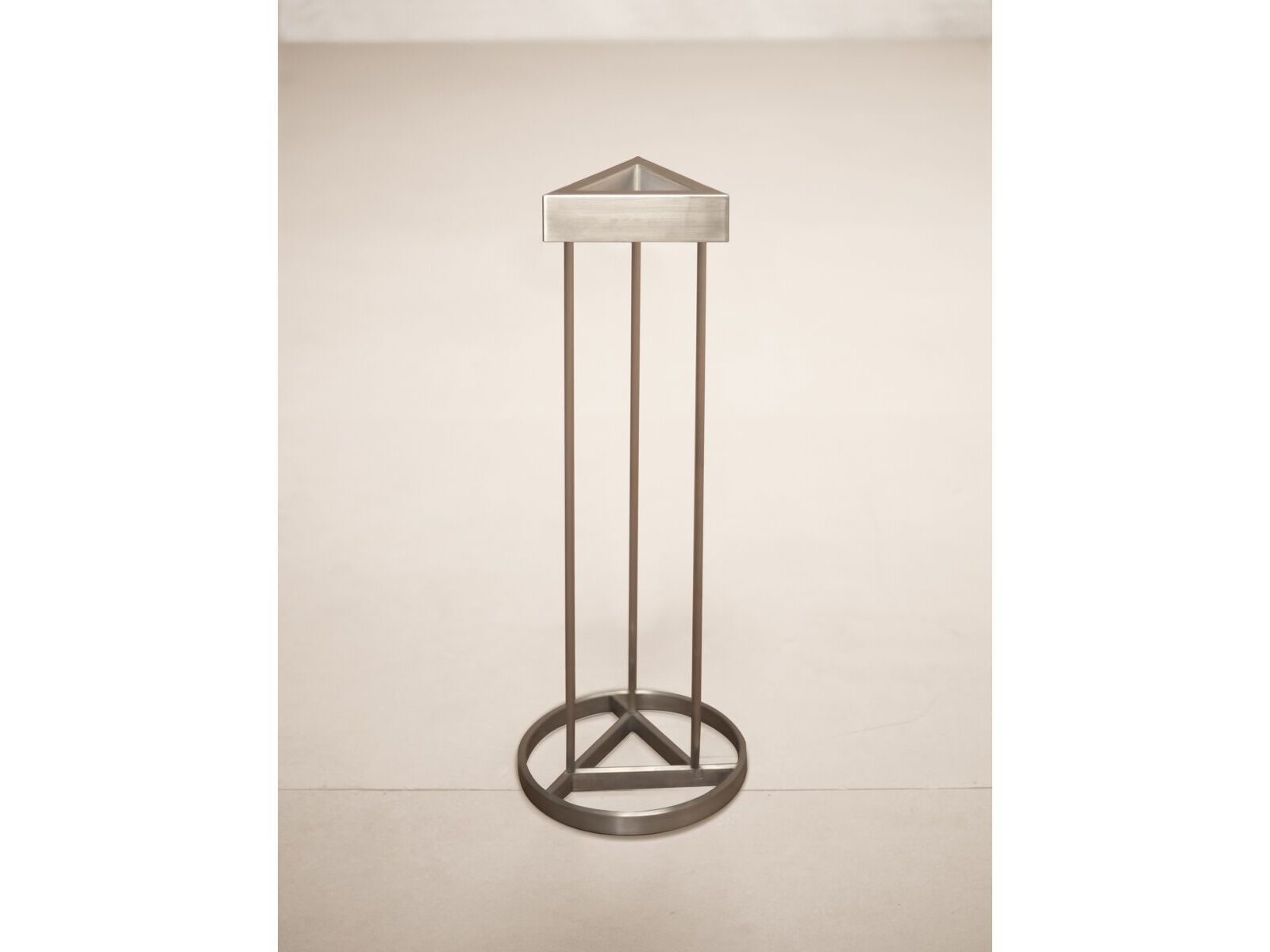 Алюминиевая пепельница для офиса Phantom Hands Джеффри Бава ARCH-00046660 - Вид №1