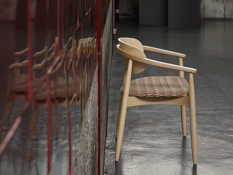 Деревянный стул ресторана с подлокотниками More Contract Joanna ARCH-00147648 - Вид №2