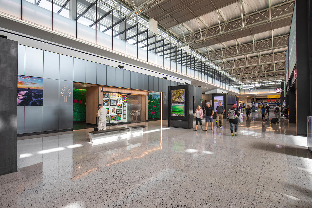 FSRT637 Система облицовки стен Levelr с панелями из вивихромового хромового стекла в отражающей конфигурации с индивидуальной цветовой прослойкой и опалексной отделкой, индивидуальной графикой туалета с индивидуальной подсветкой световой панели и настраив Forms-surfaces  - Вид №6