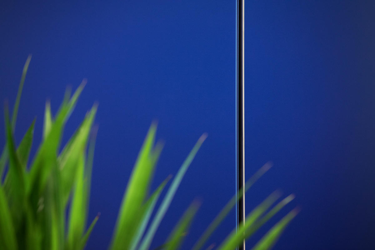 FSRT633 Система облицовки стен Levelr с панелями из вивихромового хромового стекла в отражающей конфигурации с индивидуальной цветовой прослойкой и опалексной отделкой, индивидуальной графикой туалета с индивидуальной подсветкой световой панели и настраив Forms-surfaces  - Вид №19