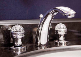 Gentry Home Смеситель для умывальника на три отверстия с выдвижным краном Crystal Розовое золото GH102319 - Вид №1