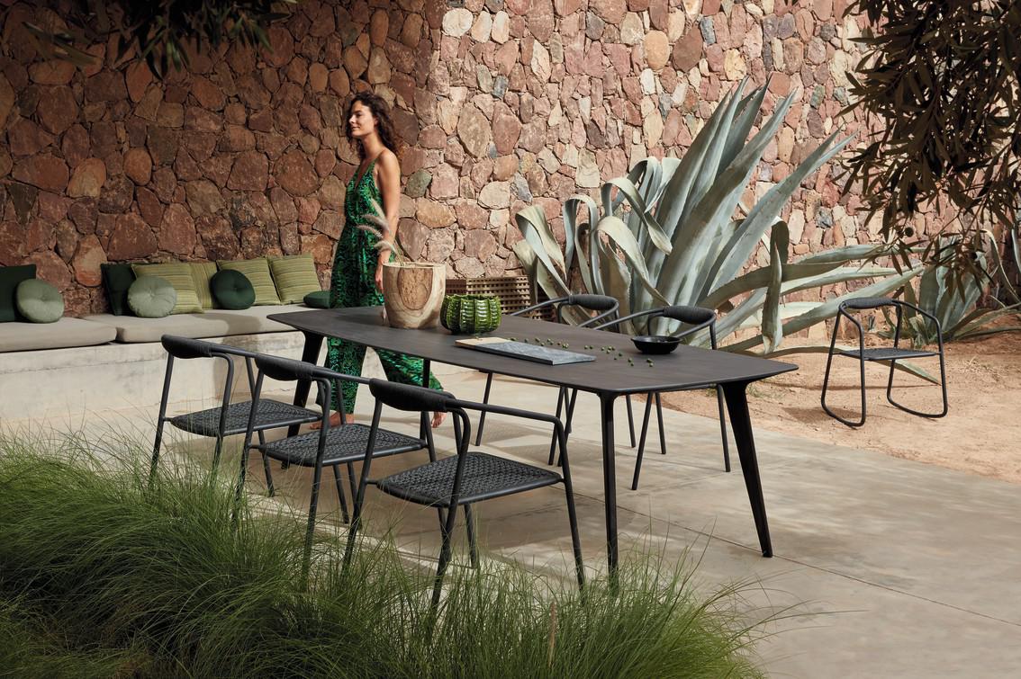 MNST980 Обеденный стол teak nero ⌀100см Manutti Torsa - Вид №3